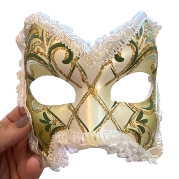 Hand painted in Italy. Elegant Green and Gold Masquerade Mask - Picture 1 of 6